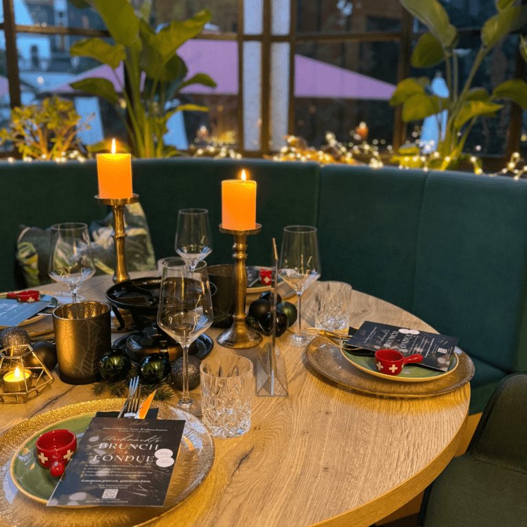 schön gedeckter Tisch für Fondue Abend mit Familie oder Team