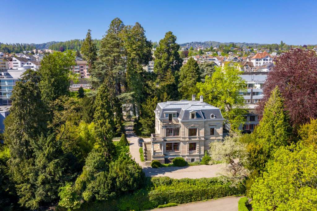 Schöne Villa in einem Park am Zürichsee